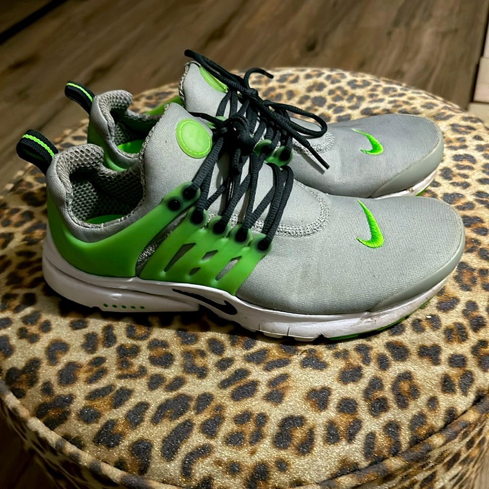 •Nike•Athletic•Shoes•Size•6Youth•